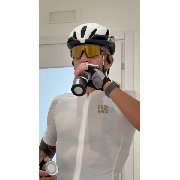 Il ciclista italiano Angelini mette in risalto la borraccia idrogenata X5 certificata IHSA